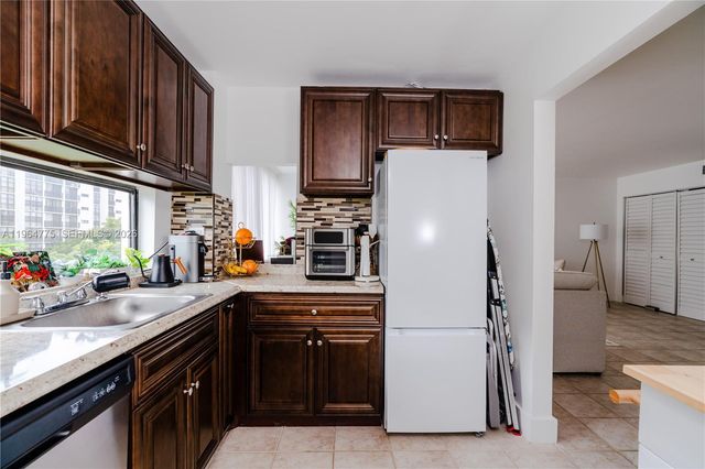 17021 N Bay Road 526, Sunny Isles Beach, FL 33160