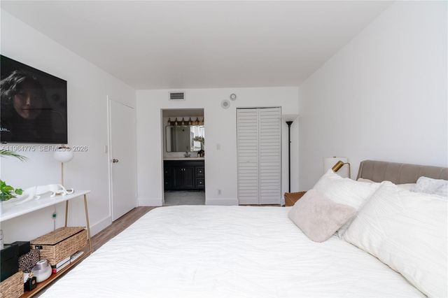 17021 N Bay Road 526, Sunny Isles Beach, FL 33160