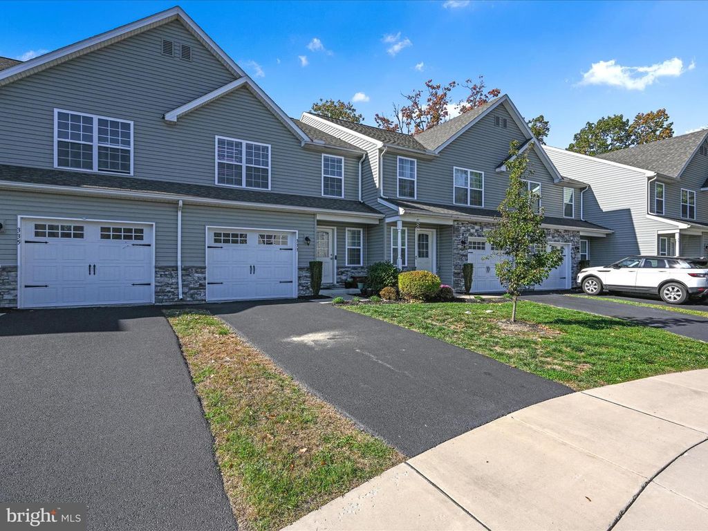 333 BRIAR RIDGE CIR, Enola, PA 17025