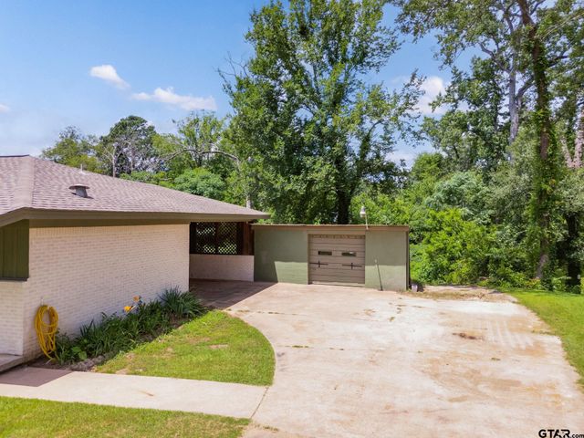 137 Gardner Dr, Palestine, TX 75803