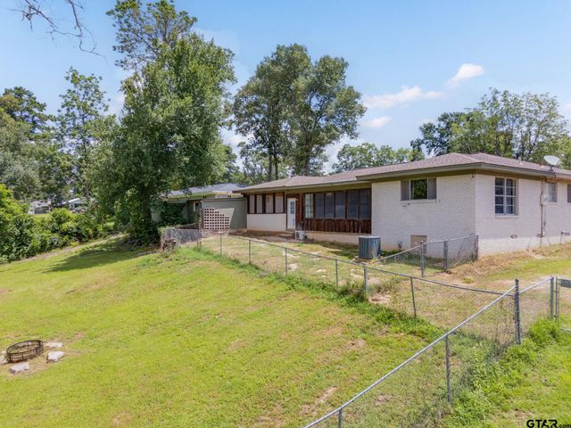 137 Gardner Dr, Palestine, TX 75803