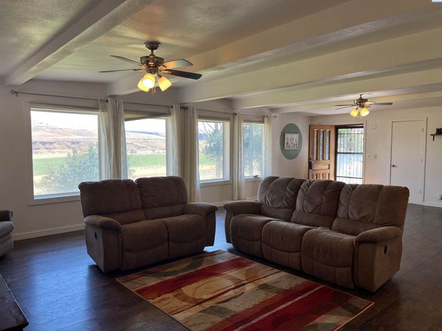 211 Kahlotus Lake Road, Kahlotus, WA 99335