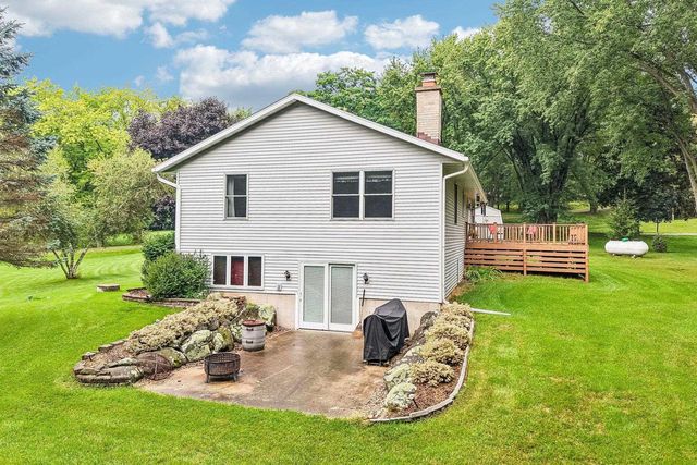 W7096 N Oak Ridge Court, Poynette, WI 53955