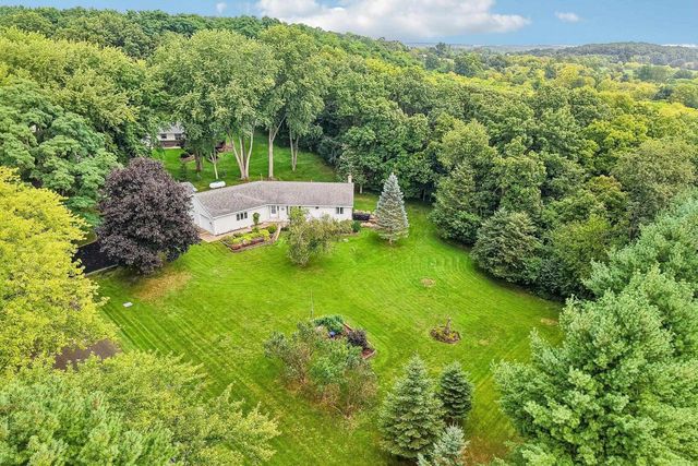 W7096 N Oak Ridge Court, Poynette, WI 53955
