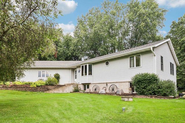 W7096 N Oak Ridge Court, Poynette, WI 53955
