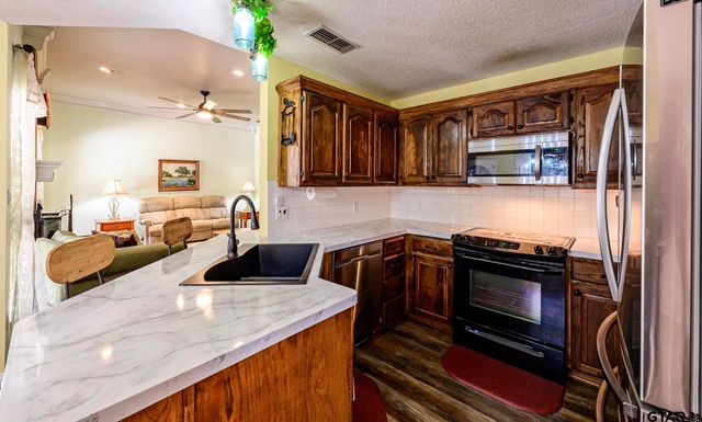 703 Kickapoo, Chandler, TX 75758