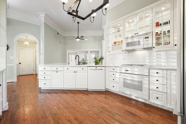 1604 Greenview Court, Woodstock, GA 30189