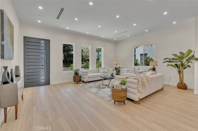 4948 Denny Avenue, North Hollywood, CA 91601