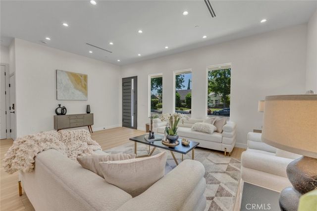 4948 Denny Avenue, North Hollywood, CA 91601