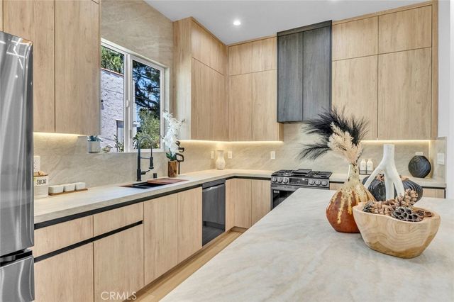 4948 Denny Avenue, North Hollywood, CA 91601