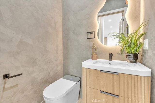 4948 Denny Avenue, North Hollywood, CA 91601