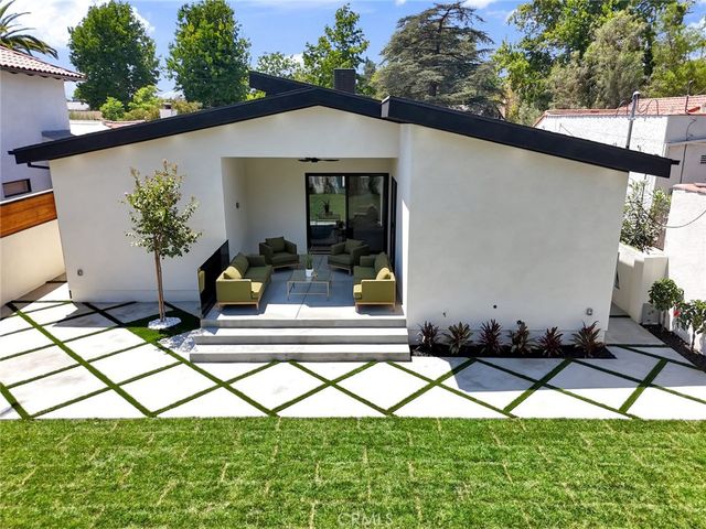 4948 Denny Avenue, North Hollywood, CA 91601