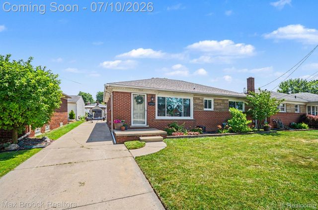 27720 Jefferson Avenue, St. Clair Shores, MI 48081