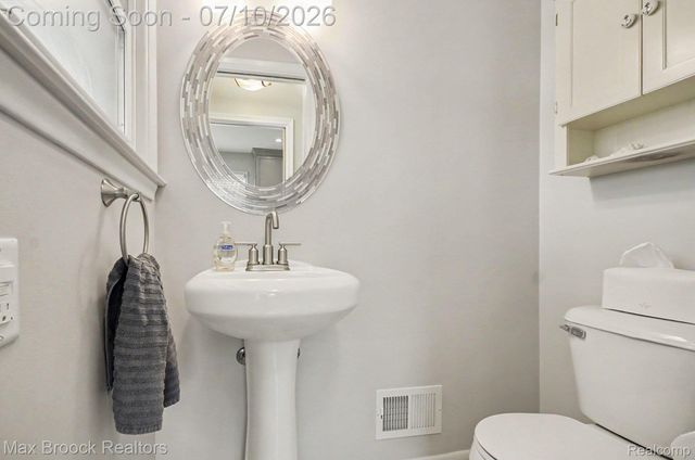 27720 Jefferson Avenue, St. Clair Shores, MI 48081
