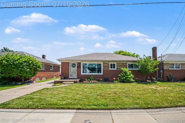 27720 Jefferson Avenue, St. Clair Shores, MI 48081