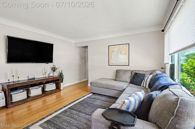 27720 Jefferson Avenue, St. Clair Shores, MI 48081