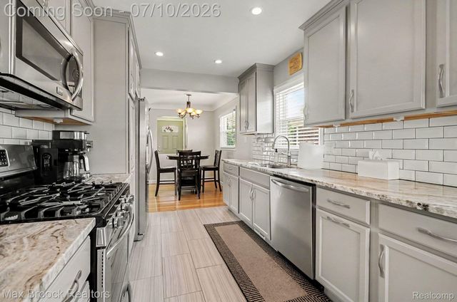 27720 Jefferson Avenue, St. Clair Shores, MI 48081