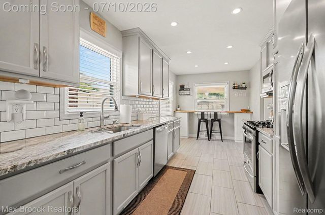 27720 Jefferson Avenue, St. Clair Shores, MI 48081