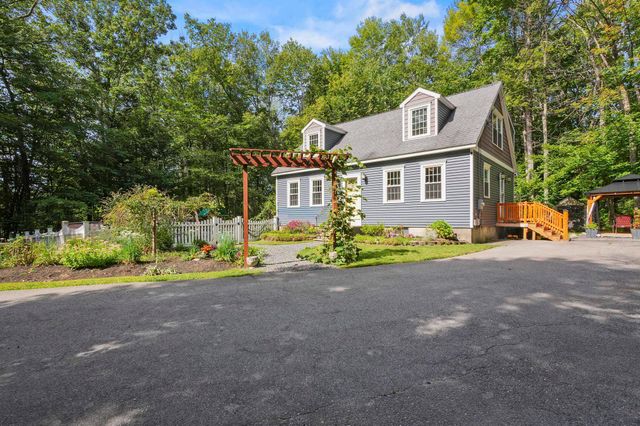 32 Oakwood Road, Farmington, NH 03835