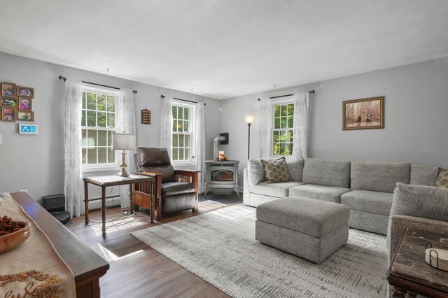32 Oakwood Road, Farmington, NH 03835