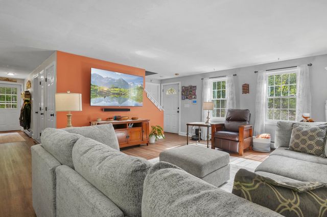 32 Oakwood Road, Farmington, NH 03835