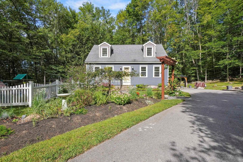 32 Oakwood Road, Farmington, NH 03835