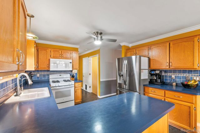 49248 Berkshire Drive, Chesterfield Township, MI 48047