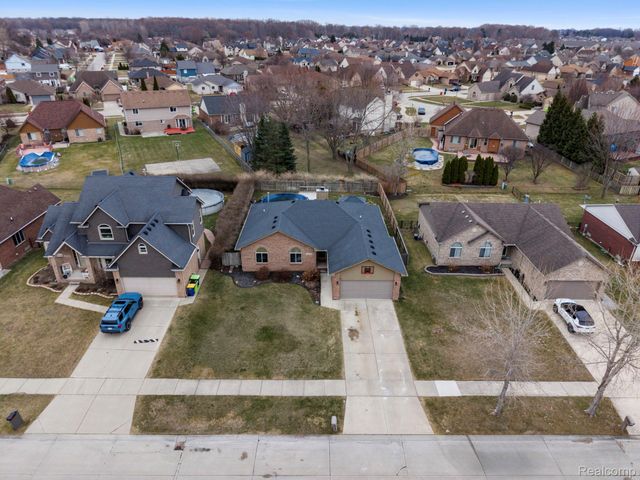 49248 Berkshire Drive, Chesterfield Township, MI 48047