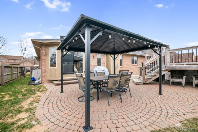 49248 Berkshire Drive, Chesterfield Township, MI 48047