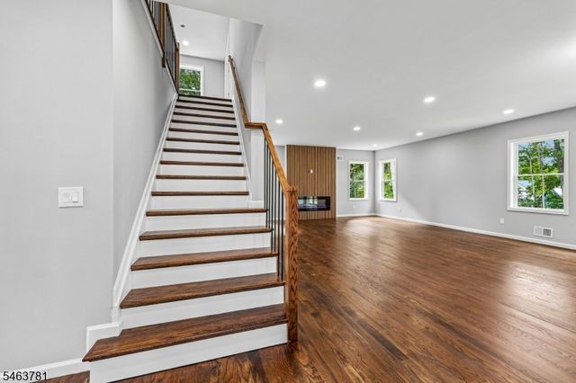 8 Chamberlain Ln, Mount Olive Twp., NJ 07828