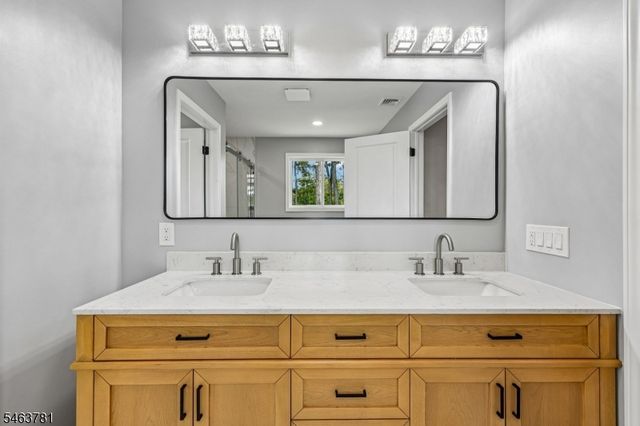 8 Chamberlain Ln, Mount Olive Twp., NJ 07828