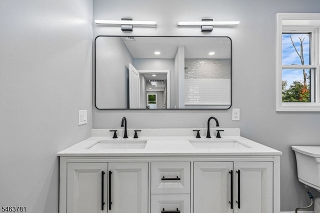 8 Chamberlain Ln, Mount Olive Twp., NJ 07828