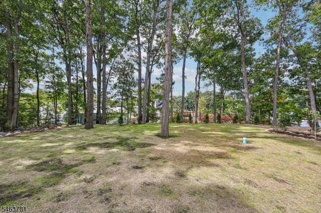 8 Chamberlain Ln, Mount Olive Twp., NJ 07828