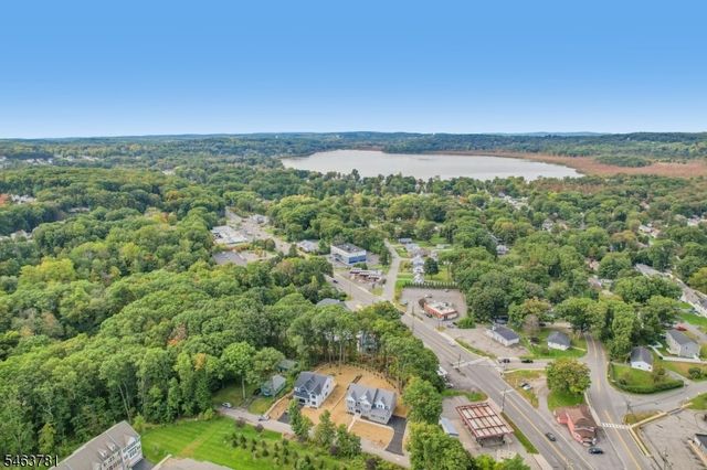 8 Chamberlain Ln, Mount Olive Twp., NJ 07828