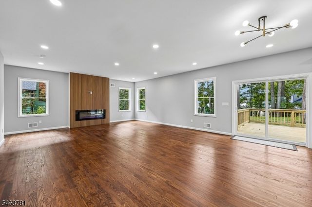 8 Chamberlain Ln, Mount Olive Twp., NJ 07828