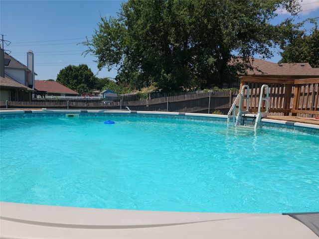 2352 Warrington Drive, Grand Prairie, TX 75052