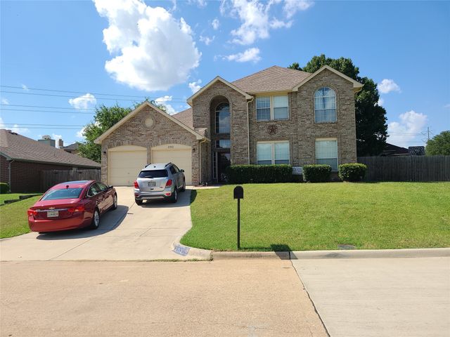 2352 Warrington Drive, Grand Prairie, TX 75052