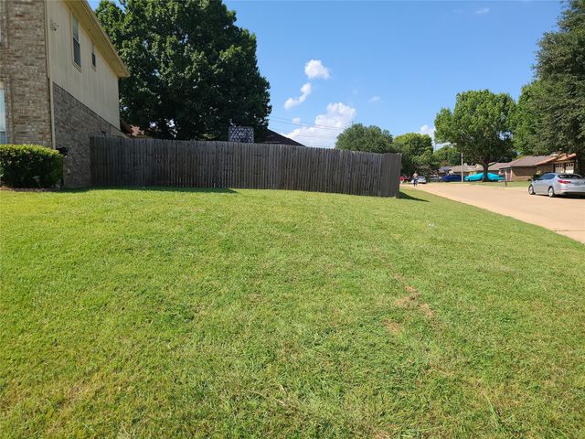 2352 Warrington Drive, Grand Prairie, TX 75052