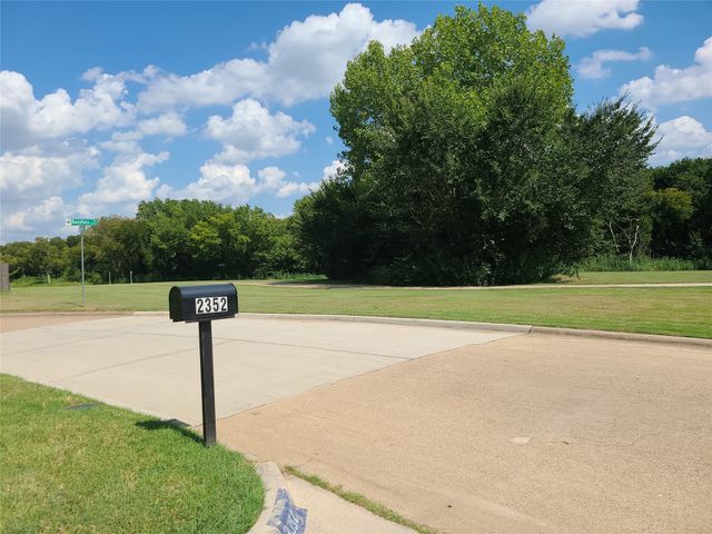 2352 Warrington Drive, Grand Prairie, TX 75052