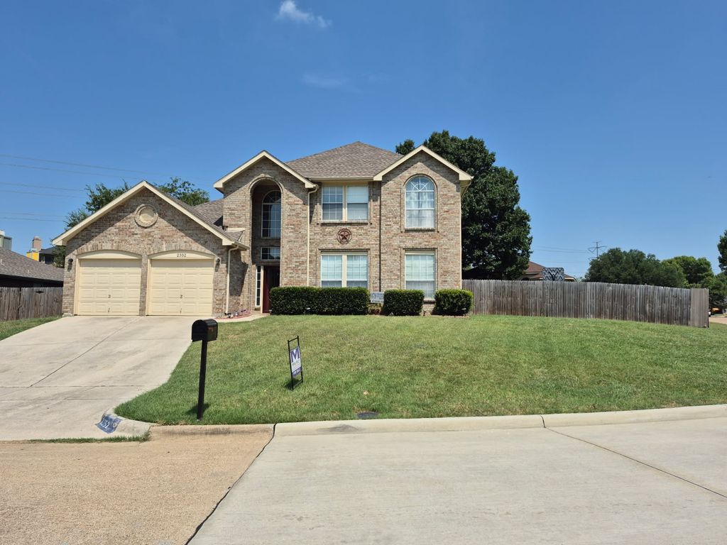 2352 Warrington Drive, Grand Prairie, TX 75052