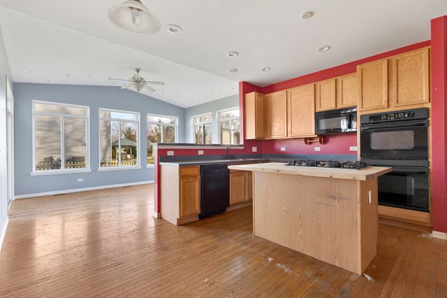 2440 Chopin Lane, Woodstock, IL 60098