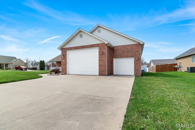 178 Emerald Way E, Granite City, IL 62040