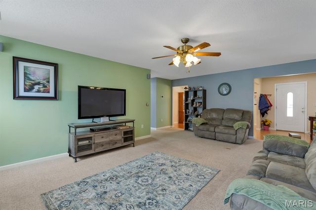 178 Emerald Way E, Granite City, IL 62040