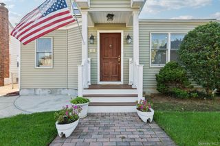 323 Barwick Boulevard, Mineola, NY 11501