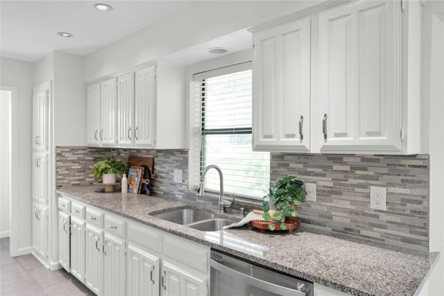 2600 Summertree Drive, Carrollton, TX 75006