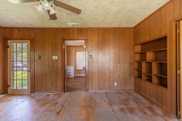 963 Bismark, Seguin, TX 78155