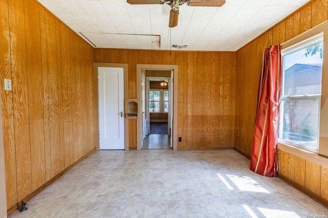 963 Bismark, Seguin, TX 78155