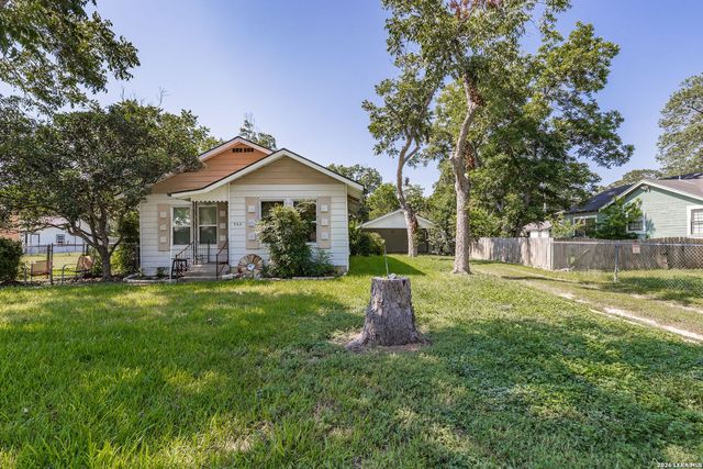963 Bismark, Seguin, TX 78155