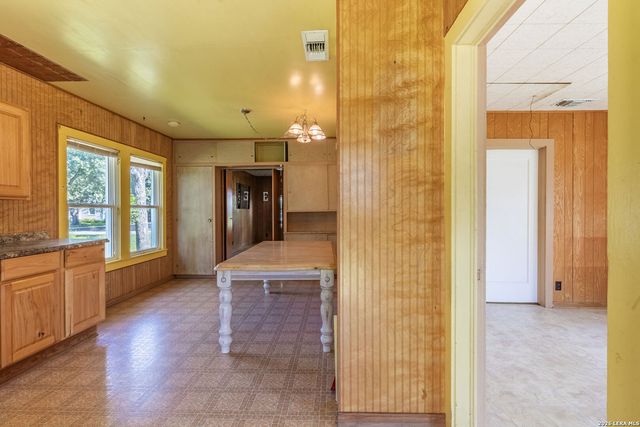 963 Bismark, Seguin, TX 78155