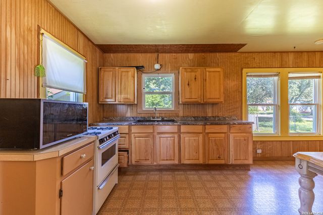 963 Bismark, Seguin, TX 78155